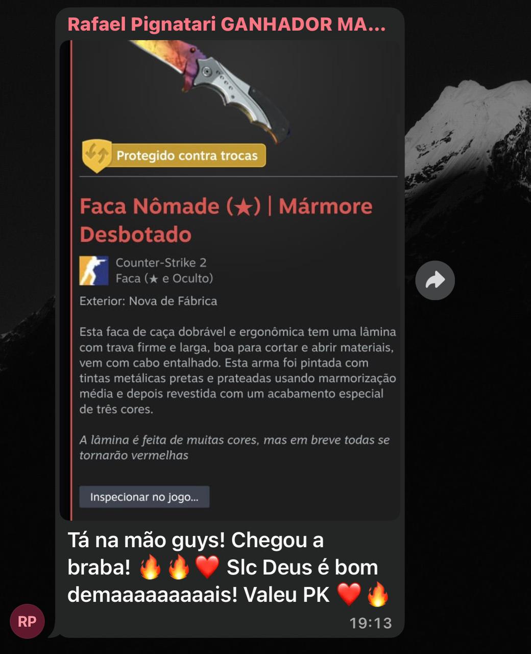 Cliente recebendo Faca Nômade da Onix Store