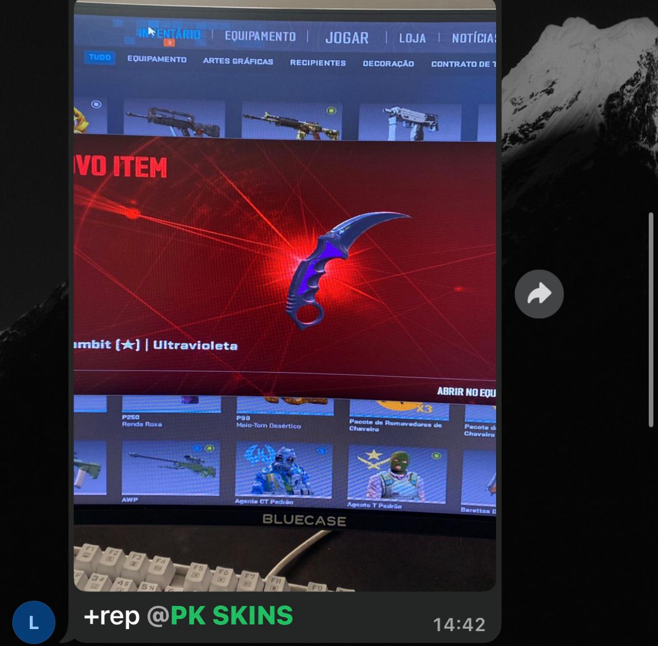 Cliente com Karambit Ultravioleta